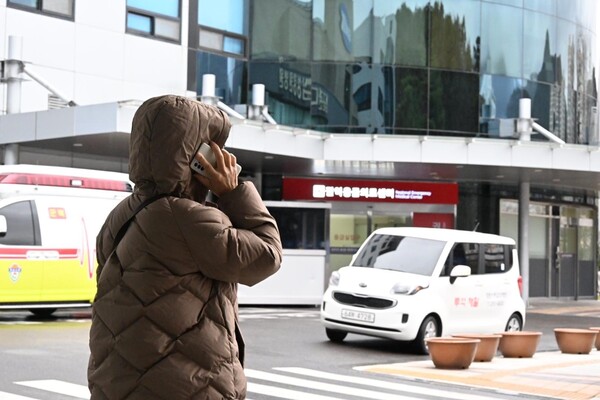 의대정원 확대에 반발하며 전공의들이 파업에 들어간 2024년 2월 20일 창원시 마산회원구 성균관대학교 창원삼성 창원병원은 현재 정상 진료중이다.진료를 마치고 나오던 시민이 전화하고 있다. /김구연 기자