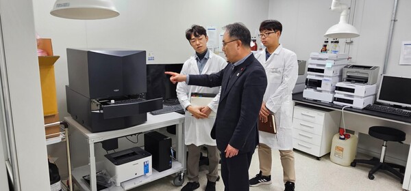 경남수산안전기술원은 내달부터 수산물 방사성 물질 검사 때 삼중수소 분석을 한다. /경남도