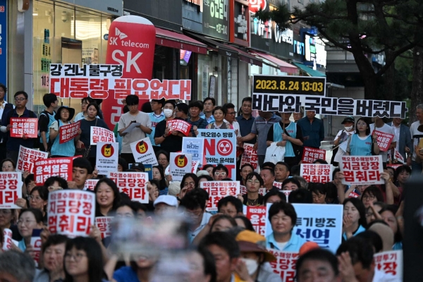 방사능 오염수 해양투기저지 경남행동 주최 일본 후쿠시마 원전 오염수 해양투기 반대집회가 지난해 창원시 성산구 용호동 정우상가 앞에서 열린 모습. /경남도민일보DB