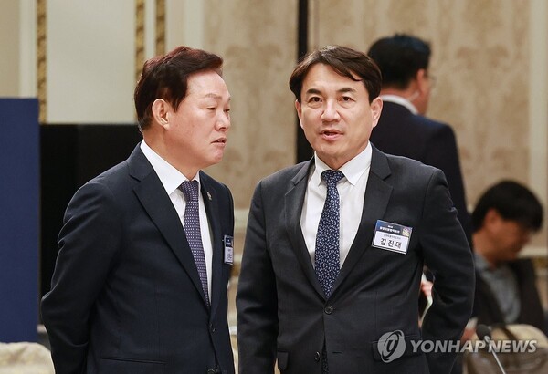 박완수 경남도지사(왼쪽)와 김진태 강원도지사가 27일 청와대 영빈관에서 열린 제6차 중앙지방협력회의에 참석해 회의 시작 전 논의하고 있다. /연합뉴스