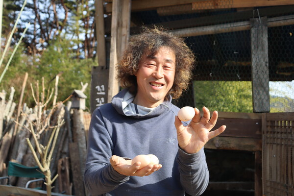 김 감독이 닭이 아침에 낳은 달걀을 보여주고 있다./백솔빈 기자