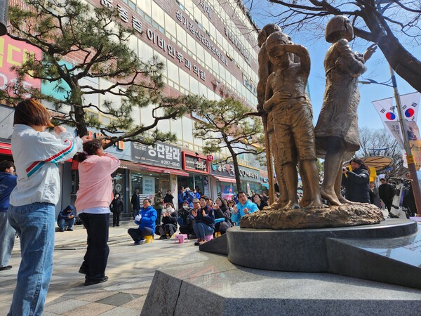 경남진보대학생넷 학생들이 1일 오전 11시 창원시 성산구 정우상가 앞에서 열린 '3.1운동 105주년 민족자주 경남대회'에 참여해 역사를 기억하자는 메시지를 담은 춤을 추고 있다. /박신 기자