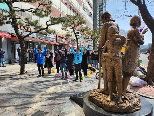 1일 오전 11시 창원시 성산구 정우상가 앞에서 열린 '3.1운동 105주년 민족자주 경남대회' 참여자들이 만세 삼창을 하고 있다. /박신 기자