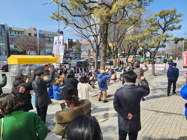 1일 오전 11시 창원시 성산구 정우상가 앞에서 열린 '3.1운동 105주년 민족자주 경남대회'에 참여한 시민들이 구호를 외치고 있다. /박신 기자