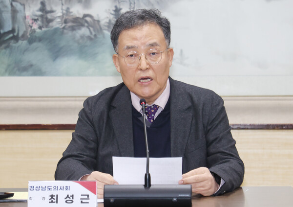 최성근 경남의사회장은 의사 수 증원보다 필수의료 분야 근무 여건이 우선이라고 밝혔다. /경남도