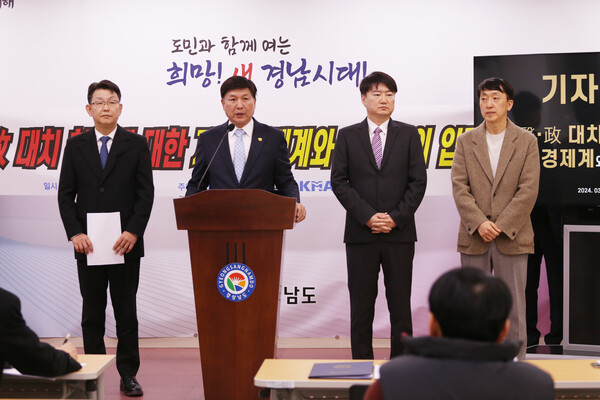 창원상공회의소, 경남의사회 등은 4일 경남도청 프레스센터에서 기자회견을 열었다. 이날 최재호(왼쪽 둘째) 창원상공회의소 회장이 발언하고 있다. /창원상공회의소