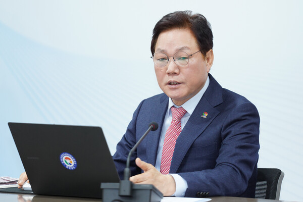 박완수 경남도지사는 4일 확대간부회의에서 경상국립대 의대 정원 확대 대비 의료인력 배치 계획을 주문했다. /경남도