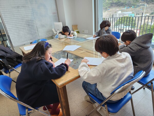 ​창원지역 초등학생들이 지난 3일 마산YMCA에서 나눠준 질문지에 답을 쓰고 있다. /박신 기자