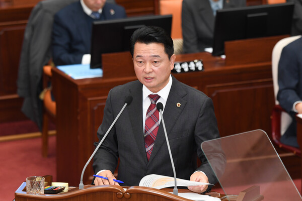 이경재 경남도의원이 7일 본회의에서 농가소득 개선 방안 등 도정질문을 하고 있다. /경남도의회