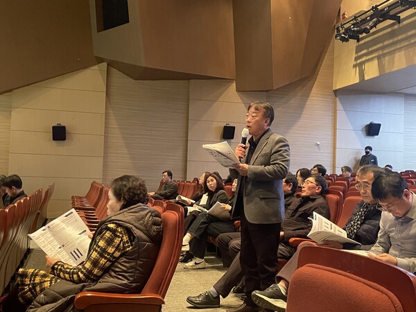 경남도가 7일 도청에서 연 공청회에서 도민이 질문을 하고 있다. /이미지