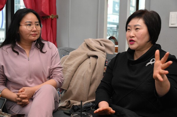 베트남과 중국에서 각각 이주한 티타오(왼쪽)·안정화 씨가 지난 6일 오후 창원시 성산구 상남동 한 카페에서 인터뷰하고 있다. /김구연 기자