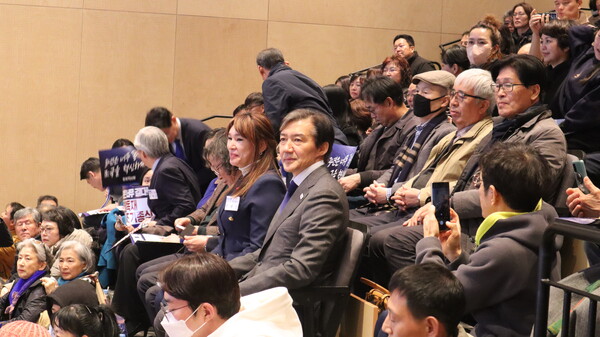 조국(가운데) 조국혁신당 대표가 10일 김해 진영읍 본산리 깨어있는시민 문화체험전시관에서 열린 경남도당 출정식을 지켜보고 있다. /최환석 기자
