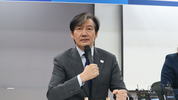 조국 조국혁신당 대표가 10일 김해 봉하마을에서 기자간담회를 하고 있다. /최환석 기자