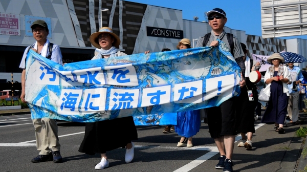 일본 시민단체들이 지난해 7월 17일 후쿠시마 현 이와키시 오나하마에서 원전 오염수 방류 반대 집회를 하고 있다. /경남도민일보DB
