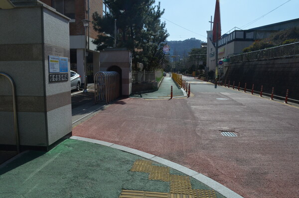 창원 평산초등학교 교문 앞. 보행로를 이어주는 횡단보도가 없다. /이동욱 기자