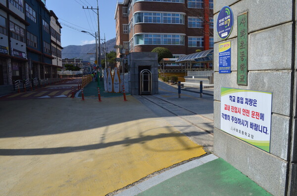 창원 사화초등학교 교문 앞. 보행로를 이어주는 횡단보도가 없다. /이동욱 기자