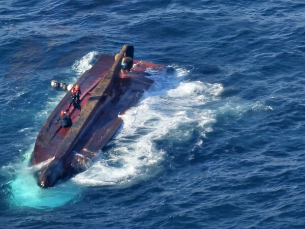제주 20t급 옥돔잡이 배가 지난 9일 오전 통영시 욕지도 남쪽 해상에서 전복돼 4명이 사망하고 5명이 실종됐다. /통영해경