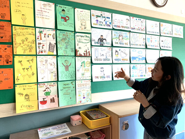 임성화 창원 용남초등학교 교사가 학생들이 그린 그림을 설명하고 있다. /이동욱 기자