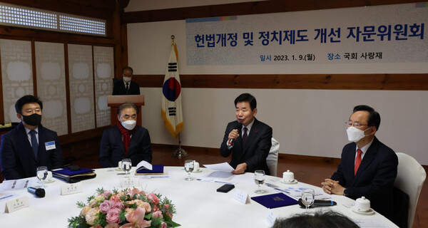 김진표 국회의장이 지난해 1월 9일 오전 서울 여의도 국회 사랑재에서 열린 헌법개정 및 정치제도 개선 자문위원회 위촉식에서 인사말을 하고 있다. /연합뉴스