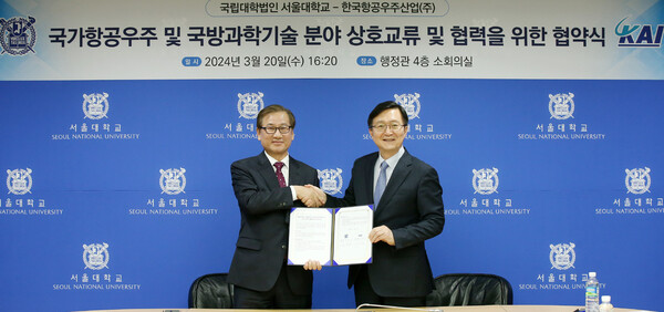 강구영 KAI 사장(왼쪽)과 유홍림 서울대학교 총장이 20일 협약 체결 이후 기념 사진을 촬영하고 있다. /KAI