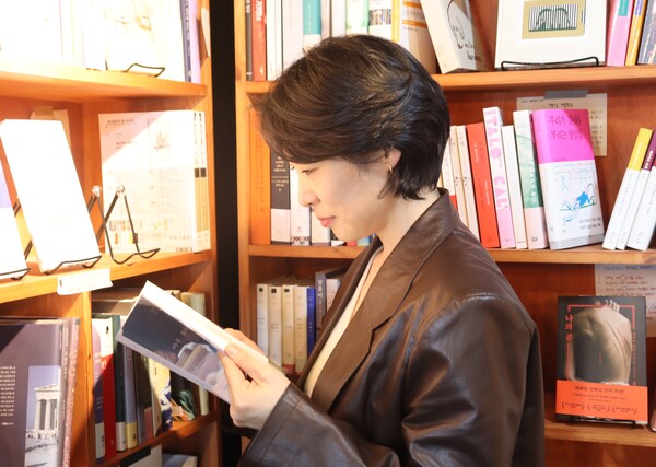 최근 시인으로 등단한 창원 동네책방 책방 19호실 박지현 대표가 책을 살펴보고 있다./백솔빈 기자
