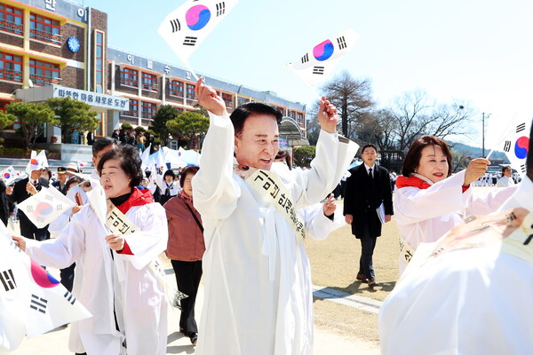 제21주년 기미년 독립만세운동 재현행사가 21일 사천초교에서 열렸다. /사천시
