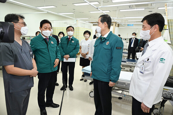 한덕수(오른쪽 둘째) 국무총리가 15일 박완수(왼쪽 둘째) 경남도지사, 홍남표(왼쪽 셋째) 창원시장과 마산의료원을 방문했다. 한 총리가 의사 집단행동 대응 비상 진료체계 운영 현황을 점검하고 의료진을 격려하고 있다. /김구연 기자