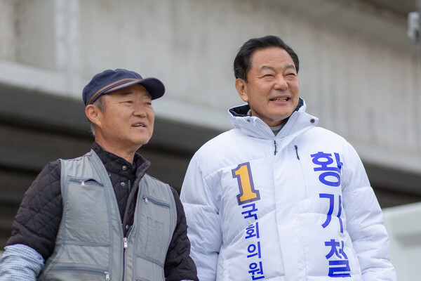 황기철 더불어민주당 창원 진해 후보가 당 상징색인 파란색이 아닌 흰색 옷을 입고 유권자 주민과 만나고 있다. /황기철 페이스북