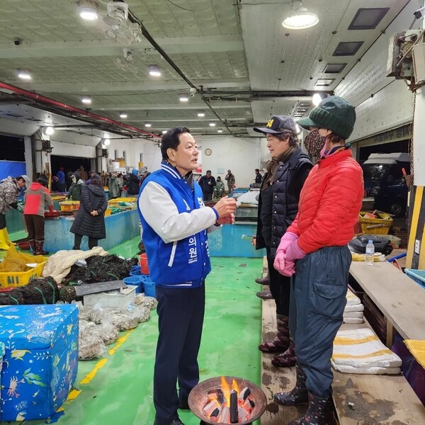 황기철 더불어민주당 창원 진해 후보가 당 상징색인 파란색 옷을 입고 주민과 만나고 있다. /황기철 페이스북