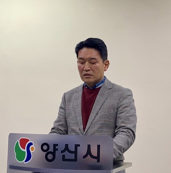 직원 상습추행 혐의를 받는 김태우 양산시의원이 25일 기자회견을 열고 피해자 사과와 의원직 사퇴 의사를 밝혔다. /이현희 기자 