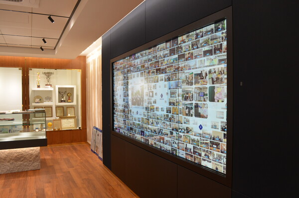 한일여고 50년관에 있는 '비디오 월(wall)'. 터치만으로 1974년부터 지난해까지 사진과 동영상을 찾아볼 수 있다. /이동욱 기자