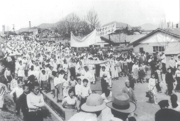 할머니 시위대가 1960년 4월 25일 마산 시내를 행진하고 있다. /진실화해위원회