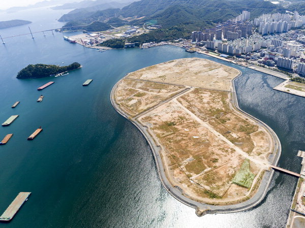 마산해양신도시는 가포신항 건설 과정에서 나온 항로 준설토를 매립해 만든 인공섬이다. 전체 면적은 64만 2167㎡로 축구장 90배 크기이다. /창원시