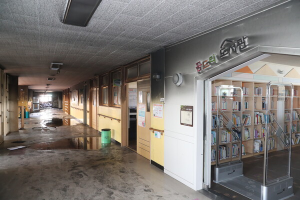 통영 제석초등학교 도서관 근처 벽과 천장 등이 그을려 있는 모습. /경남교육청