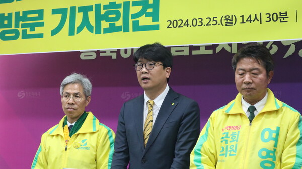 지난 25일 창원을 방문한 김준우(가운데) 녹색정의당 상임대표. /최환석 기자