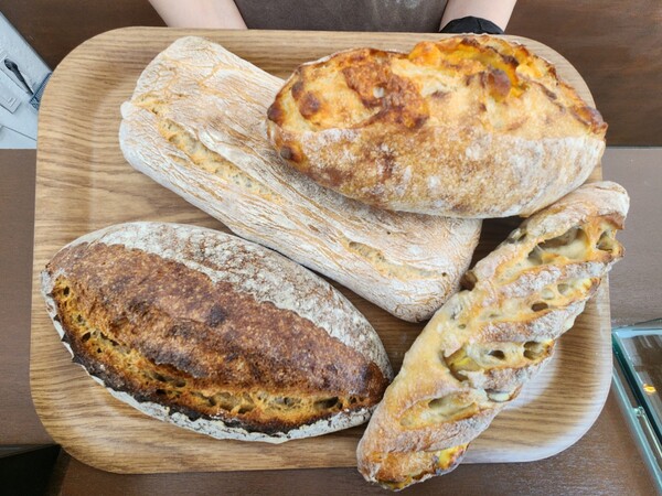 '빌리지 베이커리'에서 만든 빵들./우귀화 기자