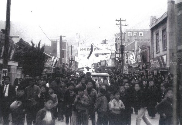 시위 대열이 마산 부림시장 앞을 지나는 모습(1960년 4월 11일~13일). /민주화운동기념사업회