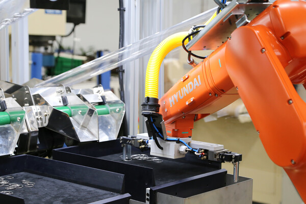 CTR로보틱스가 2024 스마트 공장·자동화산업전(SFAW)’에서 최초 공개한 고정밀 비전 장치와 AI 운영 솔루션이 탑재된 2D피킹 로봇. /CTR로보틱스