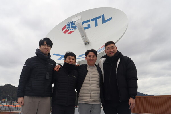 황건호(왼쪽 셋째) 지티엘 대표를 비롯한 직원들이 저궤도 위성 추적 안테나 시스템과 기념 촬영을 하고 있다. /안지산 기자