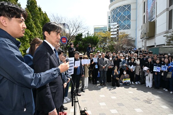 조국 조국혁신당 대표가 31일 창원시 성산구 롯데백화점 창원점 앞에서 기자회견을 하고 있다. /김구연 기자