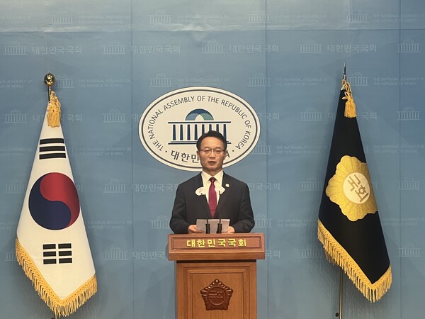 조해진(국민의힘) 김해 을 국회의원선거 후보가 31일 오후 2시 국회 서울소통관에서 기자회견을 열고 "윤석열 대통령은 국민에게 무릎 꿇고 국민을 실망시킨 것을 사과해야 한다"고 밝혔다. /조해진 후보 선거 캠프