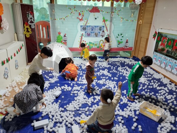 김해시는 올해부터 달라지는 육아·보육 정책으로 '부모급여 확대'와 '영아반 인센티브 신설'을 손꼽았다. 사진은 어린이집 보육 모습. /김해시
