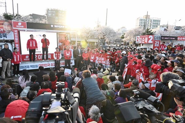 한동훈 국민의힘 총괄선거대책위원장이 1일 오후 창원시 진해구 중원로터리에서 '국민의힘으로 경남 살리기' 이종욱 후보 지원유세를 하고 있다. /김구연 기자