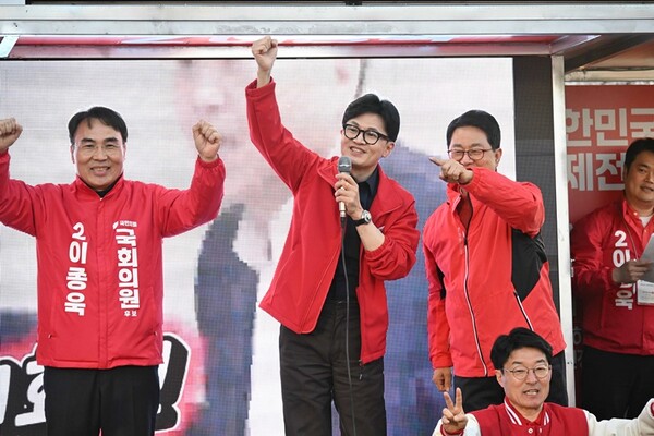 한동훈 국민의힘 총괄선거대책위원장이 1일 오후 창원시 진해구 중원로터리에서 '국민의힘으로 경남 살리기' 이종욱 후보 지원유세를 하고 있다. /김구연 기자