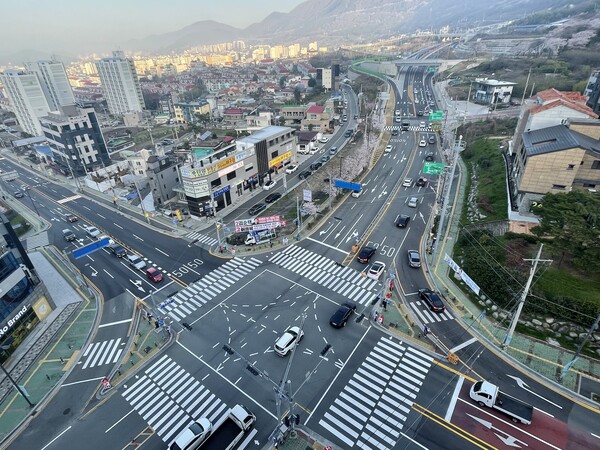 1일 오전 석동터널 진해 방면 진출입로 교차로에서 더불어민주당, 국민의힘 선거 운동원들이 출근길 유세를 하고 있다. /김두천 기자
