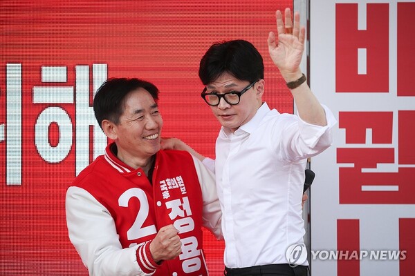 국민의힘 한동훈 비상대책위원장 겸 총괄 선거대책위원장이 2일 충남 당진전통시장 앞에서 정용선(충남 당진시) 후보에 대한 지지를 호소하고 있다. /연합뉴스