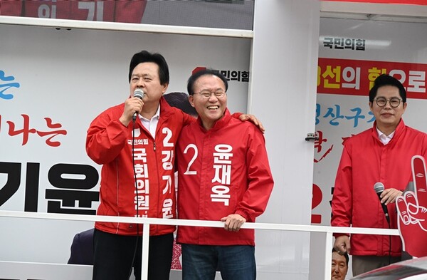 윤재옥 국민의힘 공동선거대책위원장이 강기윤 국회의원 후보와 함께  2일 창원시 성산구 가음정시장에서 거리연설하고 있다. /김구연 기자