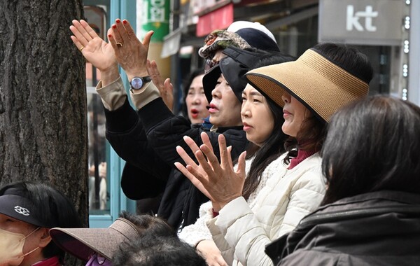 2일 창원시의 한 전통시장에서 열린 한 후보의 거리연설회에 참가한 시민들이 환호와 박수를 보내고 있다. /김구연 기자