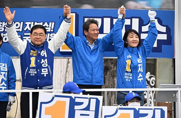 임종석 전 대통령 비서실장이 김지수 창원 의창·허성무 창원 성산 더불어민주당 국회의원 후보와 함께  2일 오후 봉곡시장 사거리에서 합동유세를 하고 있다. /김구연 기자