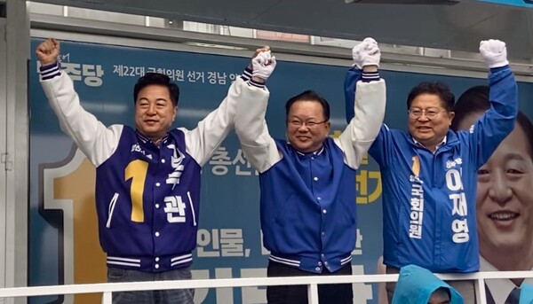 김부겸 민주당 상임공동선거대책위원장이 3일 양산을 찾아 '일꾼론'을 앞세우며 이재영·김두관 후보 지지를 호소하고 있다. /이현희 기자 